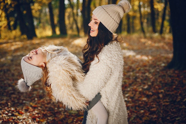 Familia linda y elegante en un parque de otoño