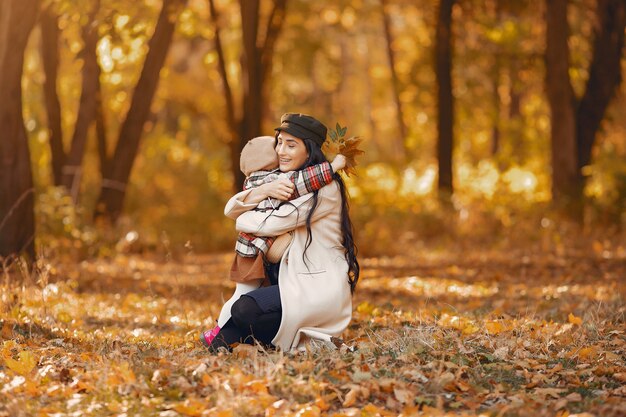 Familia linda y elegante en un parque de otoño