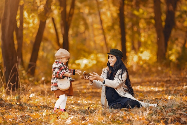 Familia linda y elegante en un parque de otoño