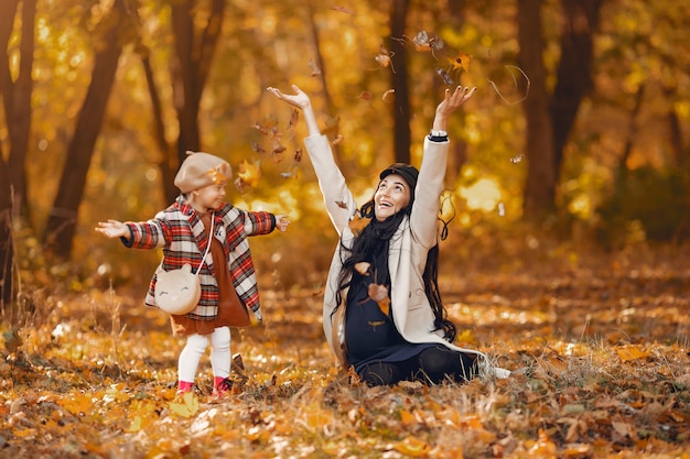 Familia linda y elegante en un parque de otoño