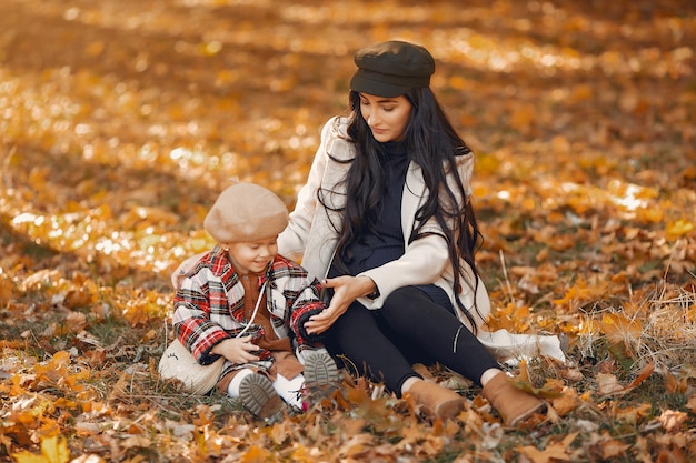 Familia linda y elegante en un parque de otoño