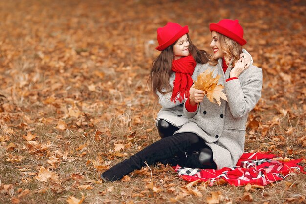 Familia linda y elegante en un parque de otoño