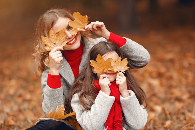 Familia linda y elegante en un parque de otoño