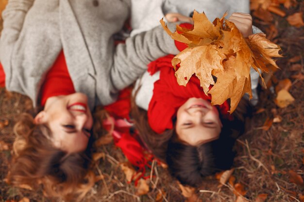 Familia linda y elegante en un parque de otoño