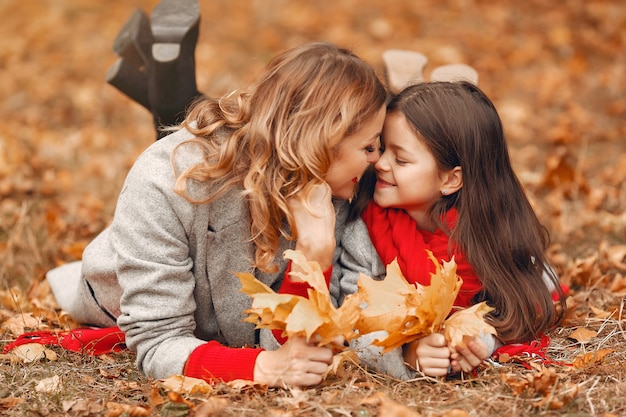 Familia linda y elegante en un parque de otoño