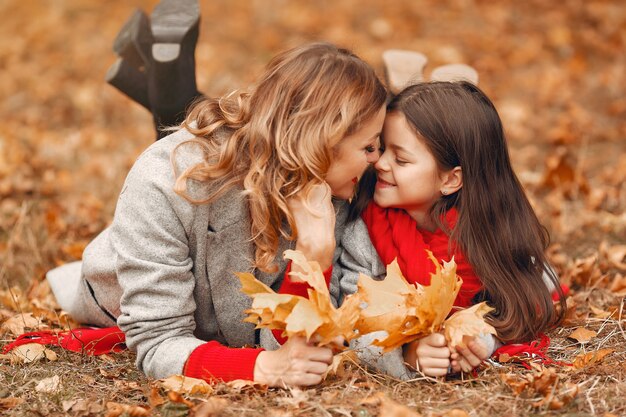 Familia linda y elegante en un parque de otoño