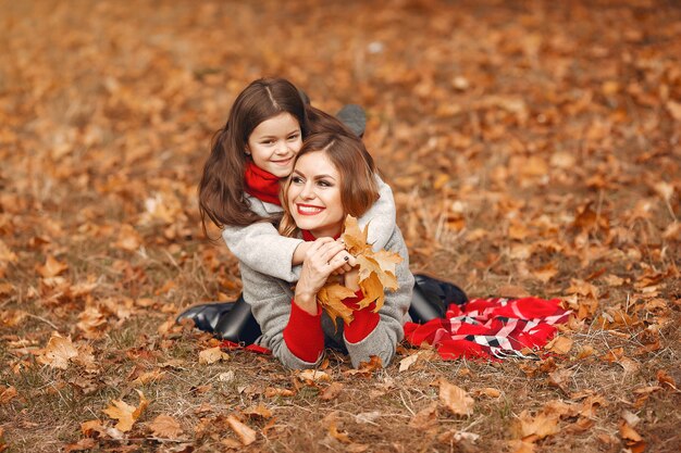 Familia linda y elegante en un parque de otoño