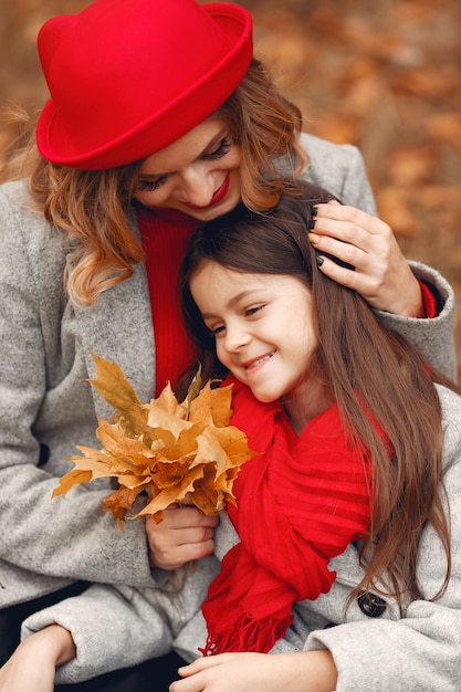 Familia linda y elegante en un parque de otoño