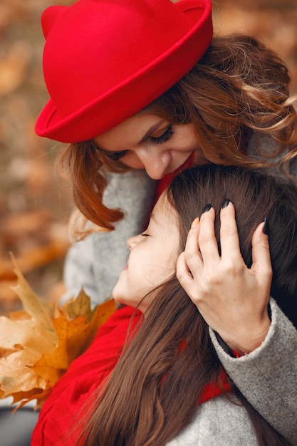 Foto gratuita familia linda y elegante en un parque de otoño