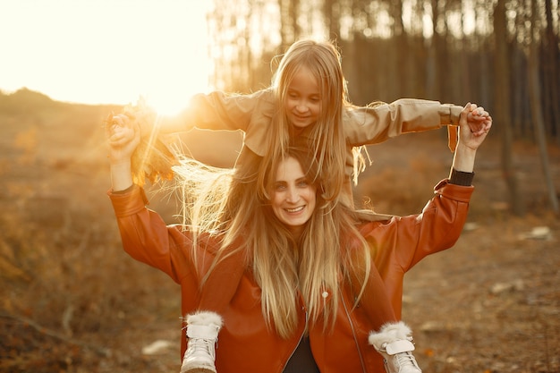 Familia linda y elegante en un parque de otoño