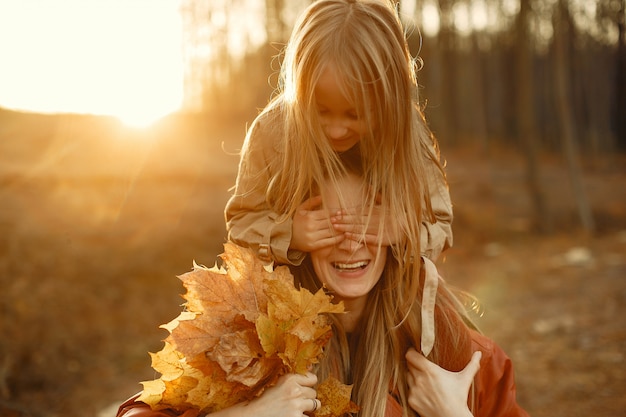 Familia linda y elegante en un parque de otoño