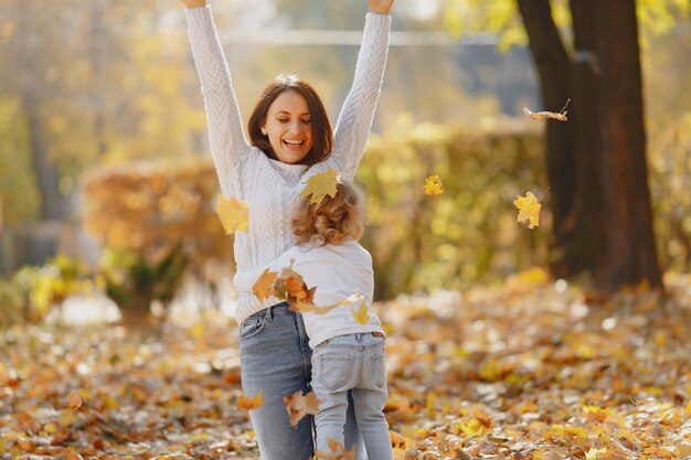 Familia linda y elegante en un parque de otoño