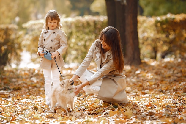 Familia linda y elegante en un parque de otoño