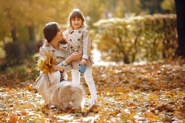 Familia linda y elegante en un parque de otoño
