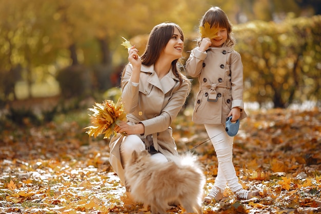 Familia linda y elegante en un parque de otoño