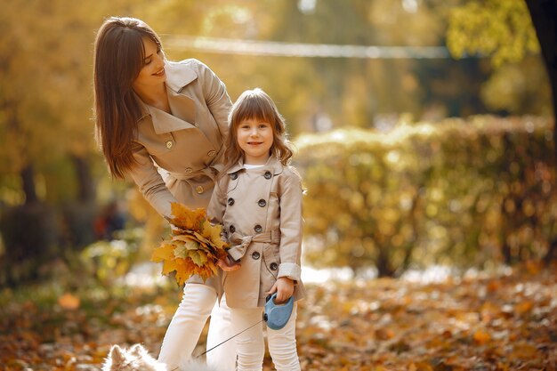 Familia linda y elegante en un parque de otoño