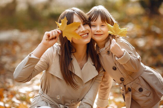 Familia linda y elegante en un parque de otoño