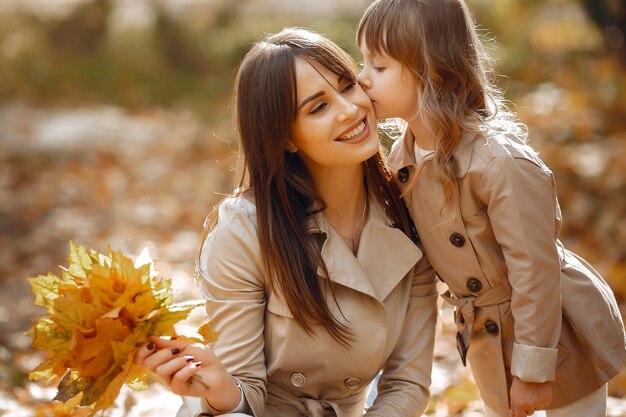 Familia linda y elegante en un parque de otoño