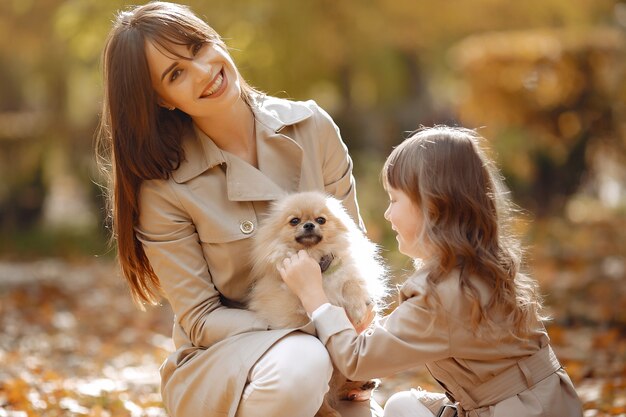 Familia linda y elegante en un parque de otoño