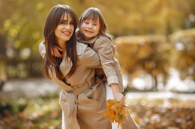 Familia linda y elegante en un parque de otoño