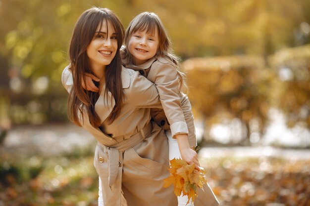 Familia linda y elegante en un parque de otoño