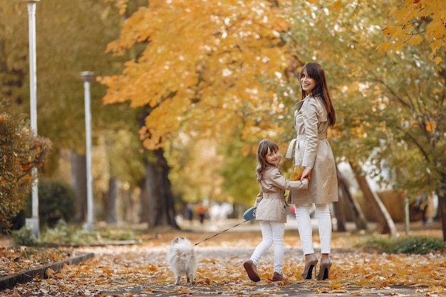 Familia linda y elegante en un parque de otoño