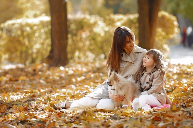 Familia linda y elegante en un parque de otoño