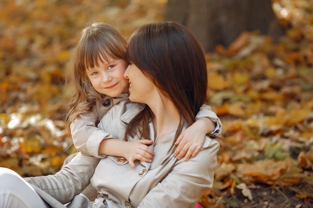 Familia linda y elegante en un parque de otoño