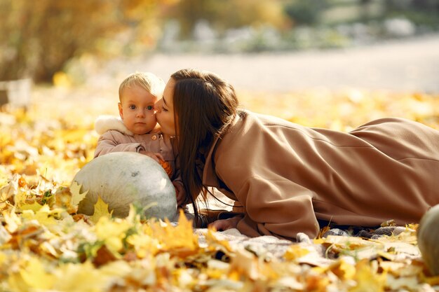 Familia linda y elegante en un parque de otoño