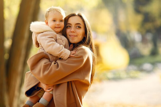 Familia linda y elegante en un parque de otoño