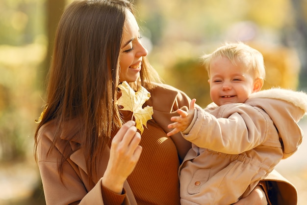 Familia linda y elegante en un parque de otoño