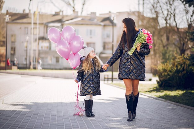 Familia linda y elegante en un parque de primavera