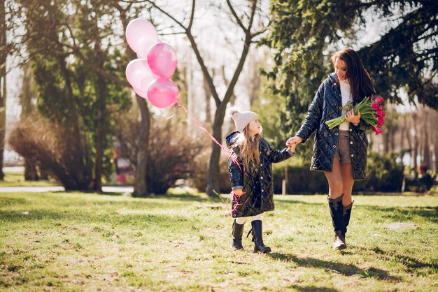 Familia linda y elegante en un parque de primavera