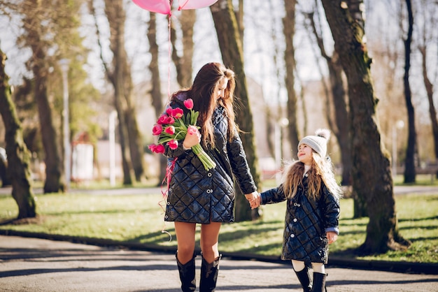 Familia linda y elegante en un parque de primavera