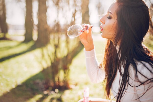 Foto gratuita familia linda y elegante en un parque de primavera