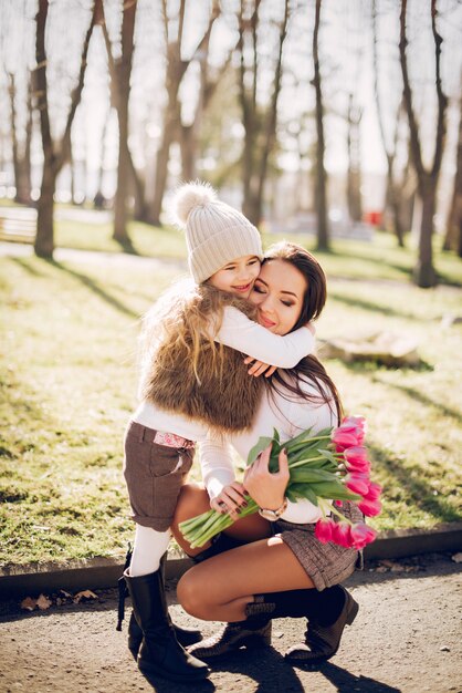 Familia linda y elegante en un parque de primavera