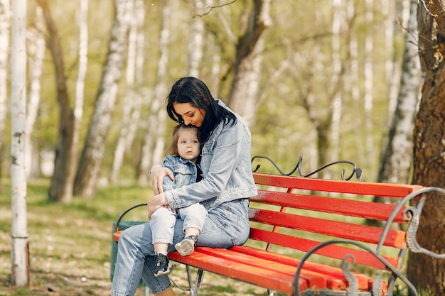 Familia linda y elegante en un parque de primavera