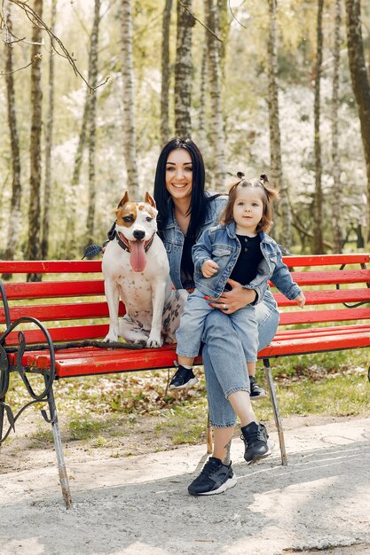 Familia linda y elegante en un parque de primavera