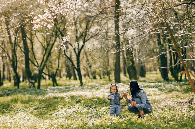 Familia linda y elegante en un parque de primavera