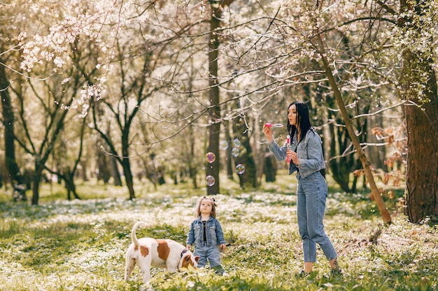 Familia linda y elegante en un parque de primavera