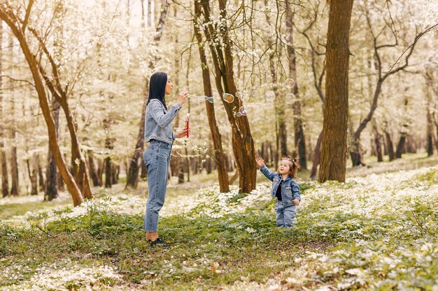 Familia linda y elegante en un parque de primavera