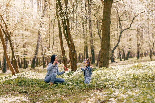 Familia linda y elegante en un parque de primavera