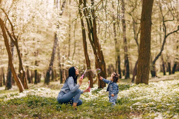 Familia linda y elegante en un parque de primavera