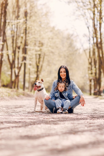 Familia linda y elegante en un parque de primavera