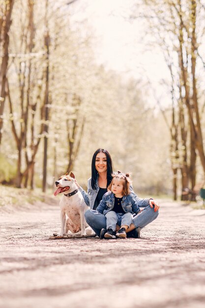 Familia linda y elegante en un parque de primavera