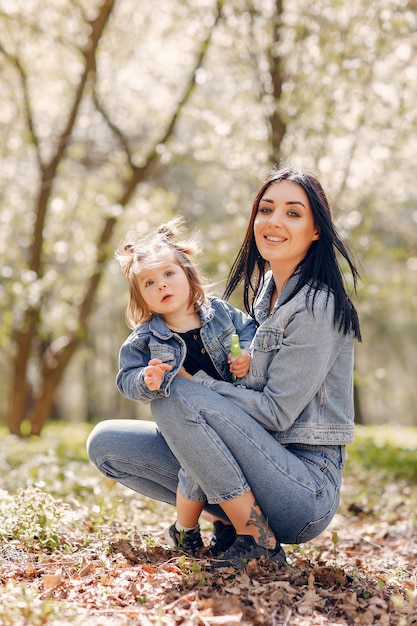 Familia linda y elegante en un parque de primavera