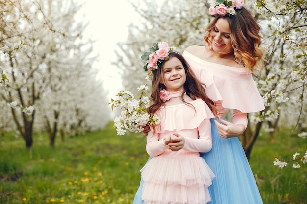 Familia linda y elegante en un parque de primavera