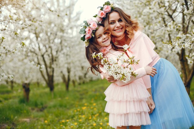 Familia linda y elegante en un parque de primavera