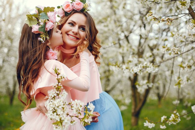 Familia linda y elegante en un parque de primavera