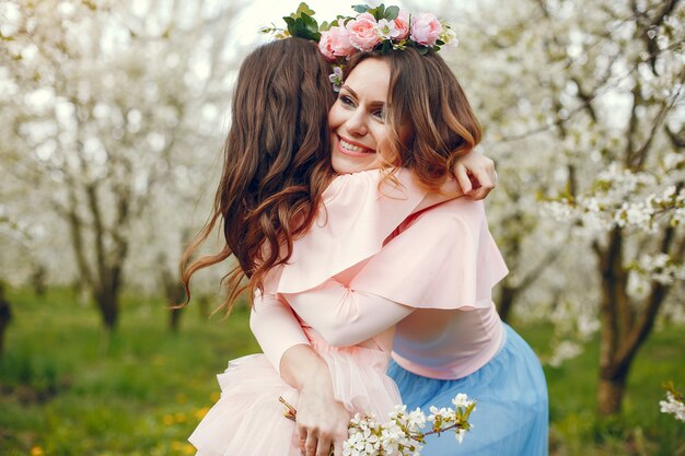 Familia linda y elegante en un parque de primavera